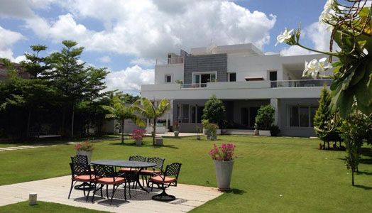 Mr. Vara Prasad Reddy’s 14,000 sq. ft., 3-storeyed bungalow by Haresh Lakhani, principal architect, HP Lakhani Associates.