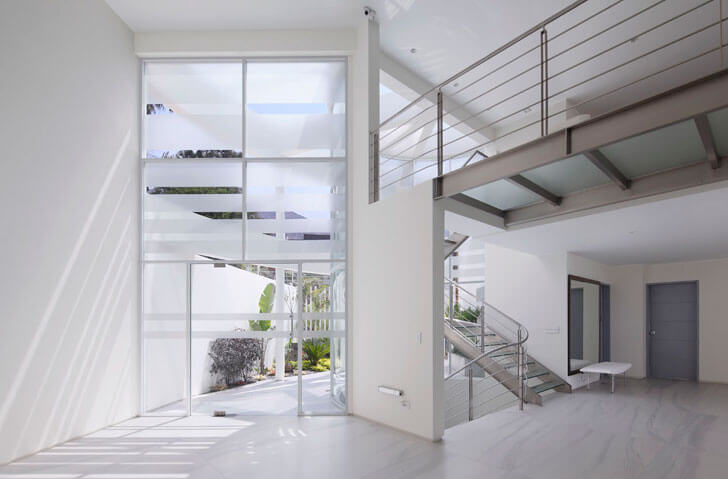 "interior staircase Casa O Gomez Guerrero Architects indiaartndesign"
