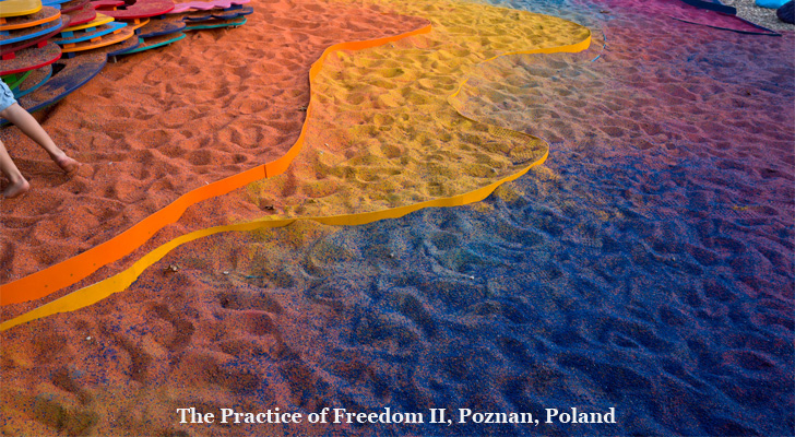 Adam Kalinowski's sand art installation