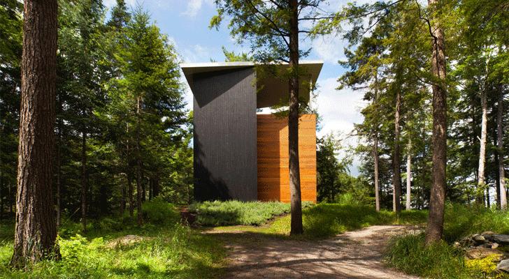 Sculptor Jarnuszkiewicz’s home in the woods