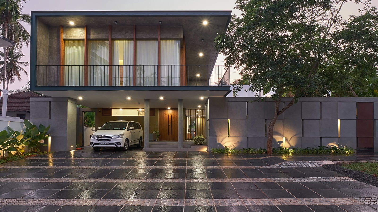 Inward-looking Home with Two Courtyards » India Art N Design