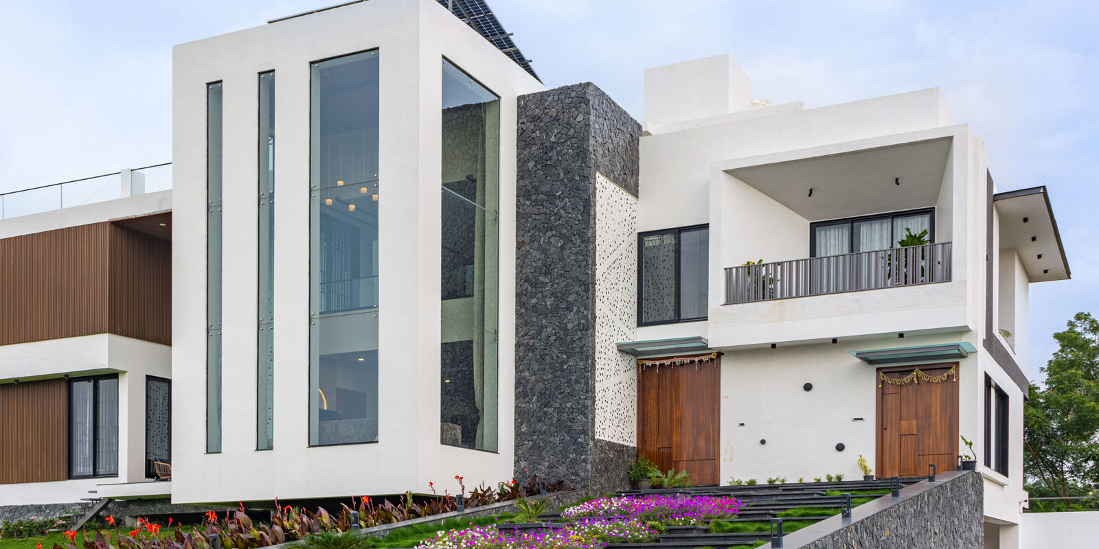 facade of a courtyard home in indore built on an artificially contourd terrain by outsidein consultants