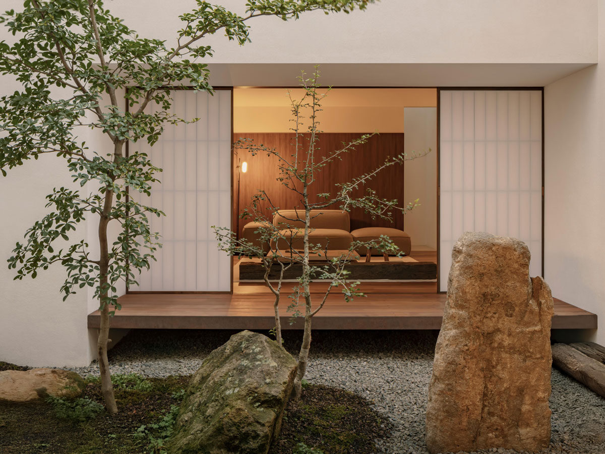 shoji screens orinet spaces around a central courtyard in the architect's own home in mexico designed by HW Studio